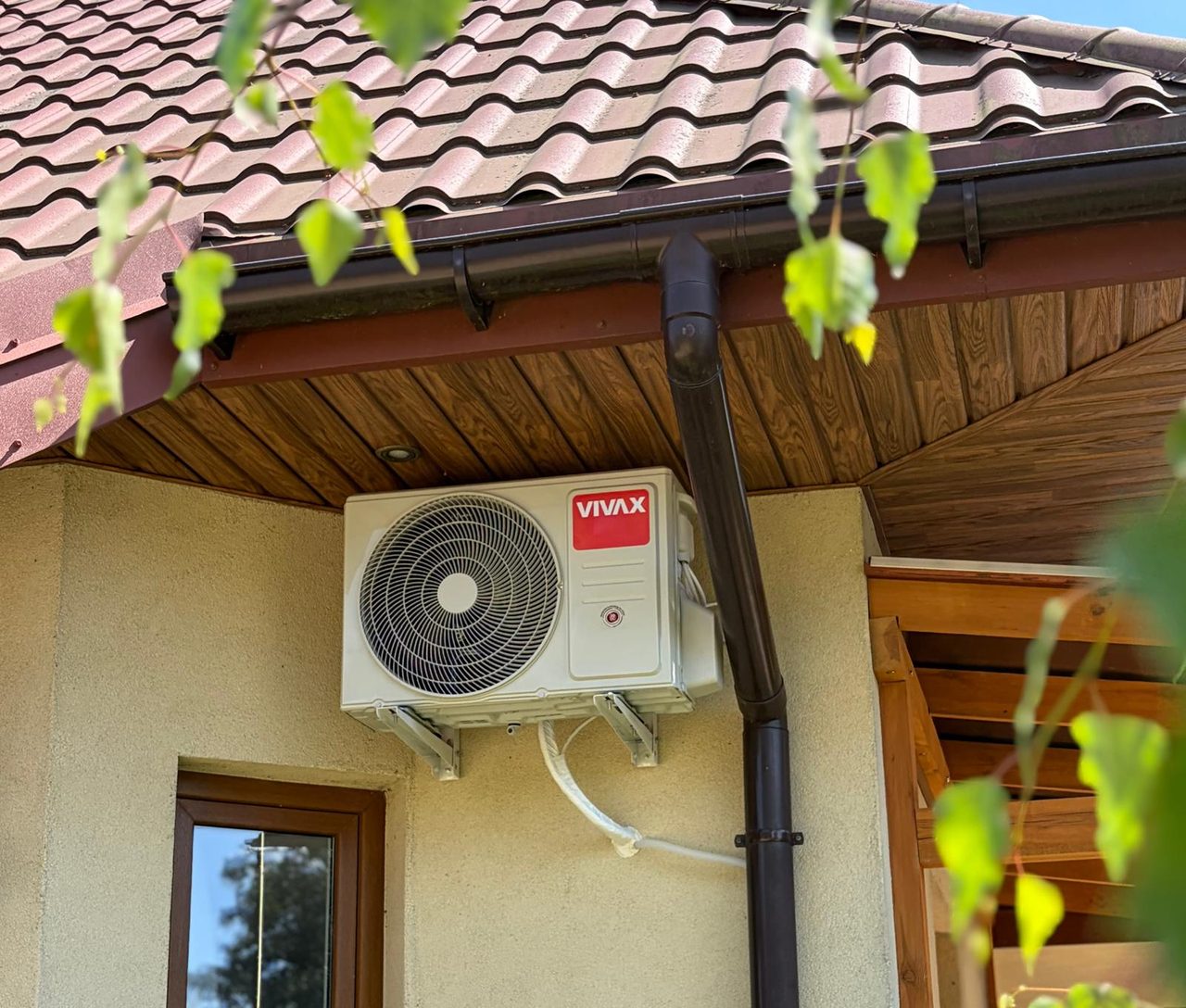 Jednostka zewnętrzna Vivax zamontowana pod dachem